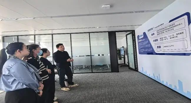 鄭州軟件開發(fā)人才新篇章 大數(shù)據(jù)與人工智能學(xué)院教師赴帆軟軟件鄭州辦事處開展訪企拓崗專項(xiàng)活動